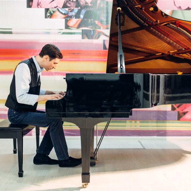 scène sur le piano