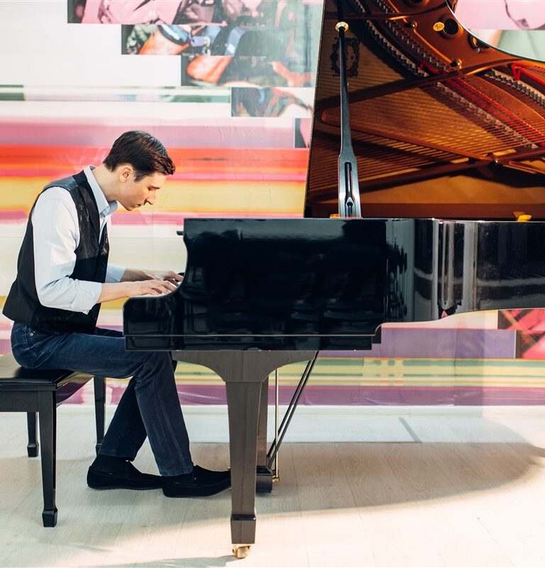 scène sur le piano